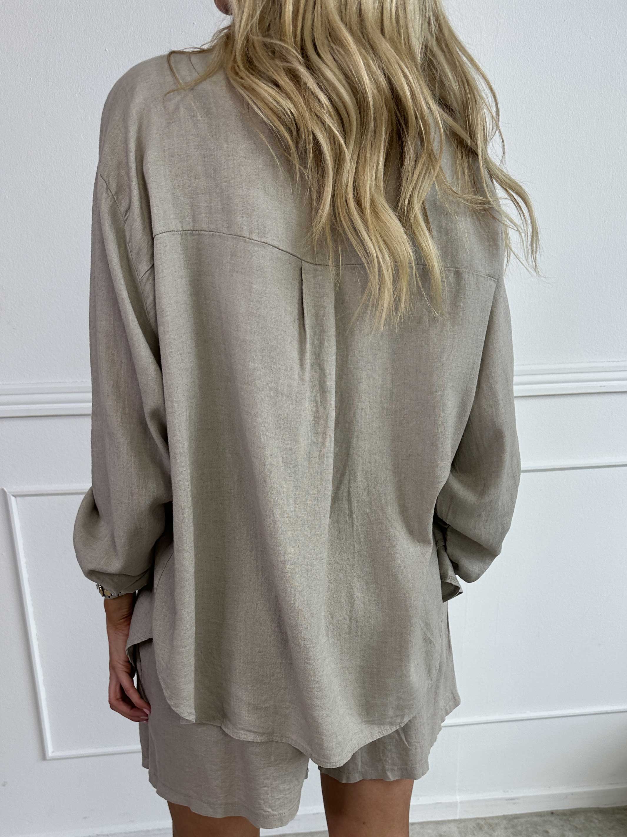 Clara Shirt - Ensfarvet skjorte i viskose og hør